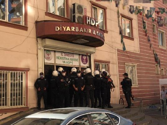 Diyarbakır'da HDP'nin il ve ilçe binalarına polis operasyonu