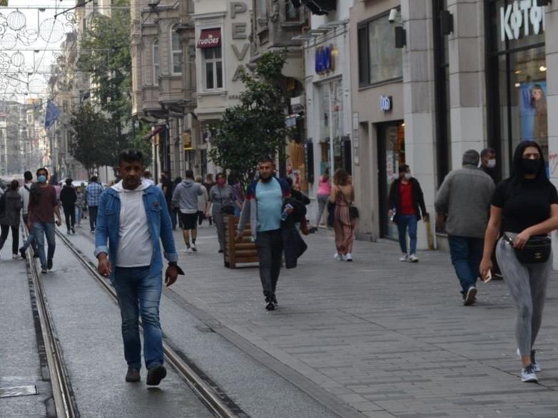 İstiklal Caddesi ve Taksim Meydanı’nda corona virüsü unutuldu