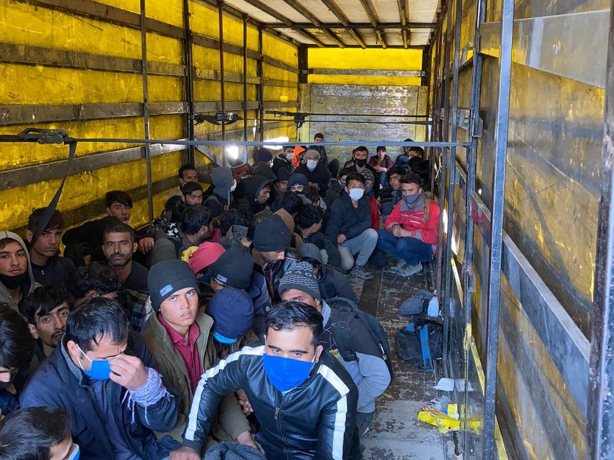 Van'da TIR'ın dorsesinde 210 kaçak göçmen yakalandı