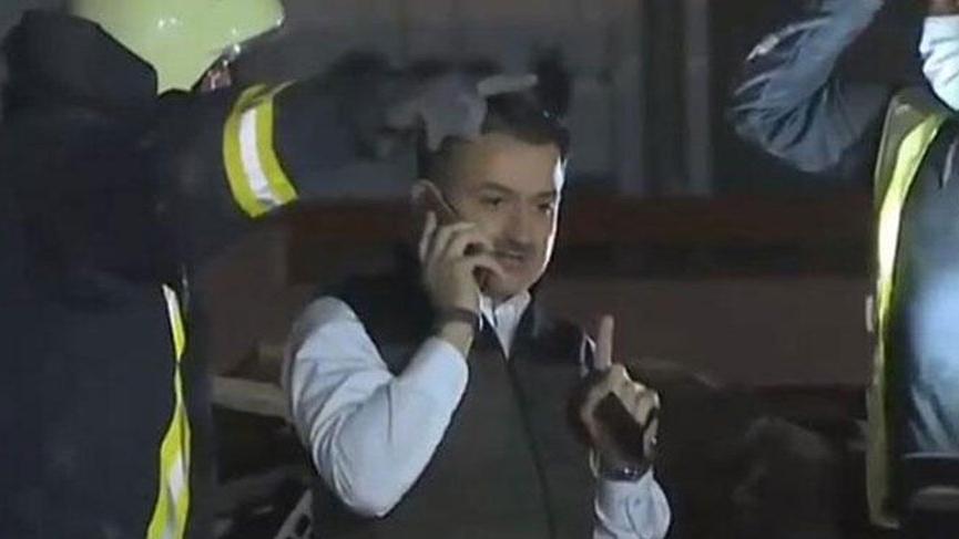 Tarım Bakanı Pakdemirli enkazın üzerine çıkıp telefonla konuştu