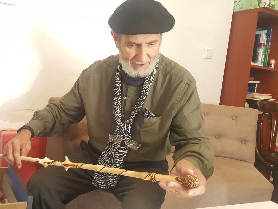 77 yaşındaki muhtar ihtiyaç sahipleri için baston yapıyor