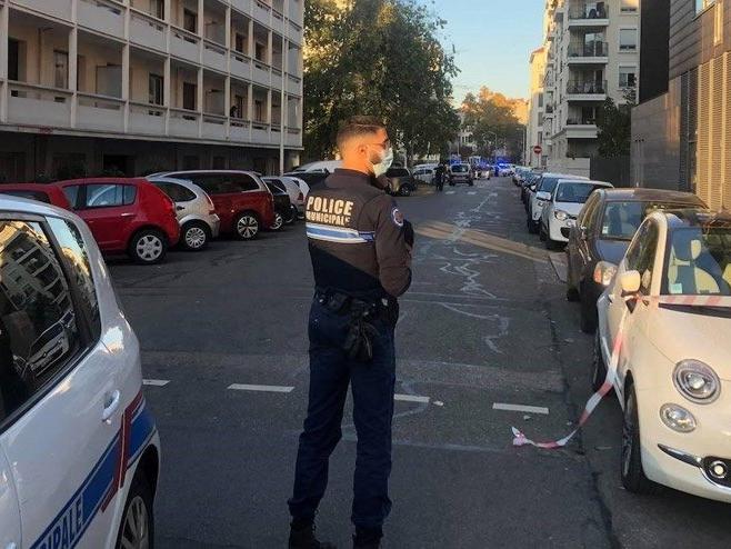 Fransa'da kilisede görevli rahibe ve 2 camiye saldırı