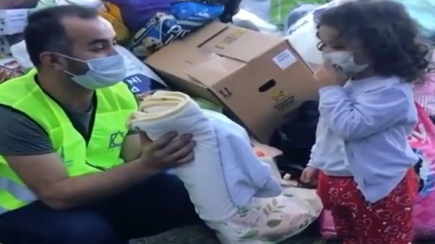 Dört yaşındaki çocuk depremzedelere battaniyesini bağışladı
