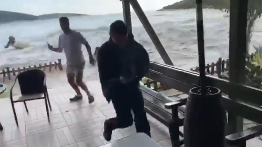 İzmir'deki tsunamiden yeni görüntüler: Son anda kaçtılar