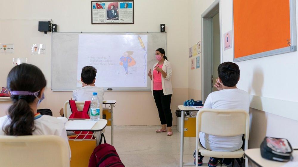 'Öğretmenler giderek yoksulluğa sürükleniyor' diyen CHP'li Karabat: Maaşları 11 yılda 320 dolar eridi