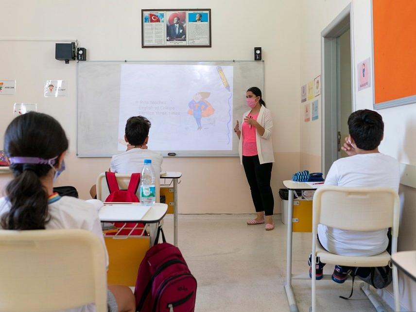 "Öğretmenler giderek yoksulluğa sürükleniyor" diyen CHP'li Karabat: Maaşları 11 yılda 320 dolar eridi