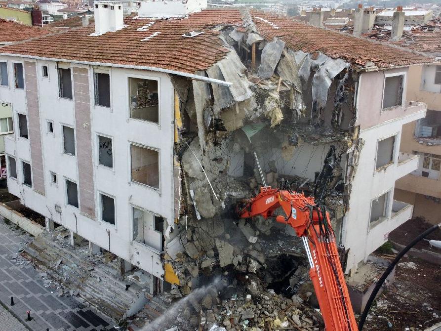 Büyükçekmece'de 8 bina yıkıldı
