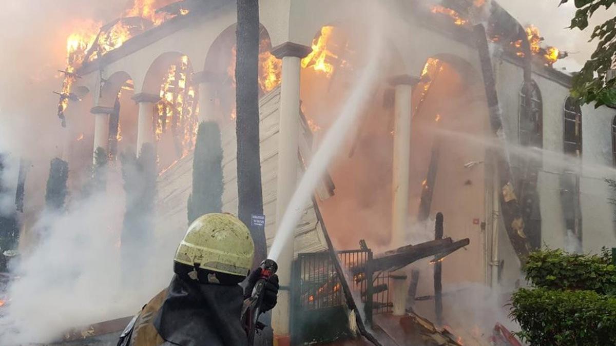 İstanbul İtfaiyesi'nin objektifinden Tarihi Vaniköy Cami yangını