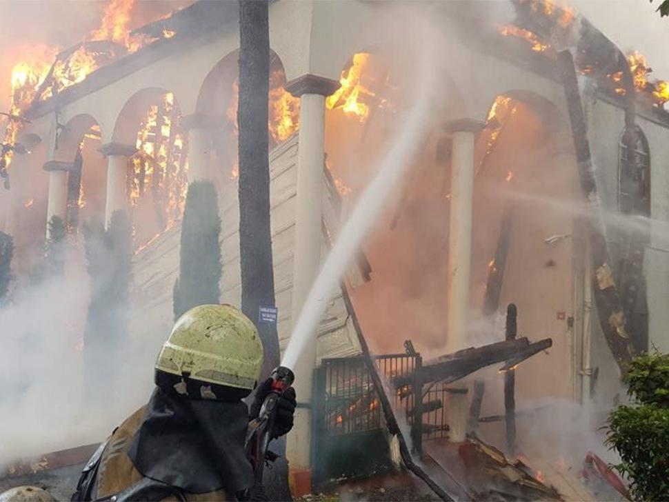 İstanbul İtfaiyesi'nin objektifinden Tarihi Vaniköy Cami yangını