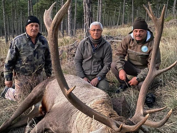 MHP'li eski başkanın 'kızıl geyik' avı tepki çekti