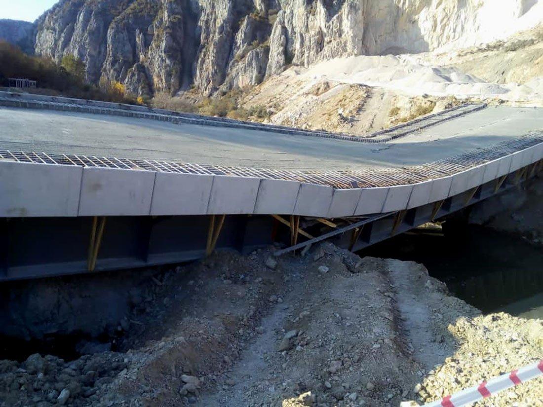 AKP'li belediyenin yaptığı köprü açılmadan çöktü