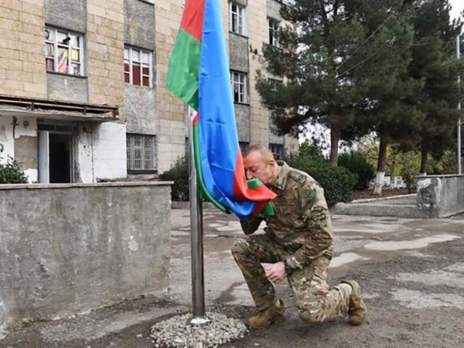 Aliyev'den zafer turu... Bayrağı göndere çekti