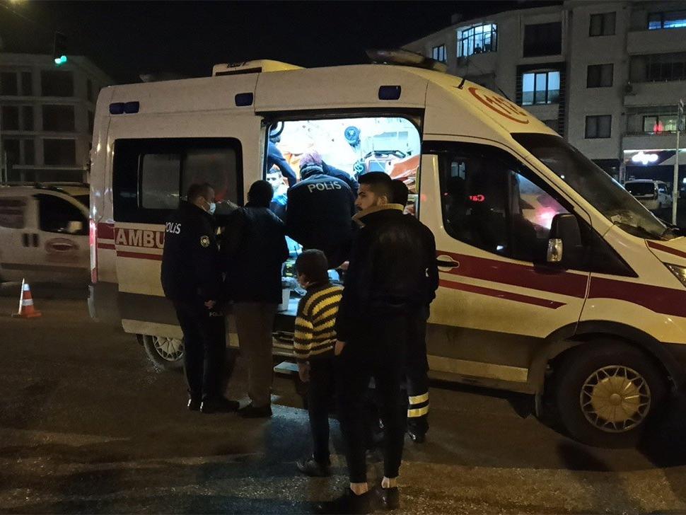 Polis ambulansa binmesi için yaralıya dil döktü