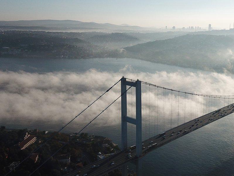 İstanbul Boğazı'na çöken sis havadan görüntülendi