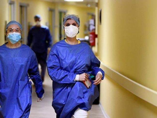 İki sağlıkçı çalışanı daha Covid-19 nedeniyle hayatını kaybetti