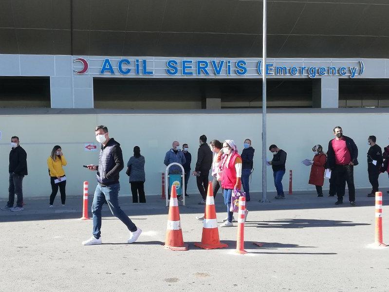 Adana'da corona testi için hastanelerin önünde kuyruk oluştu