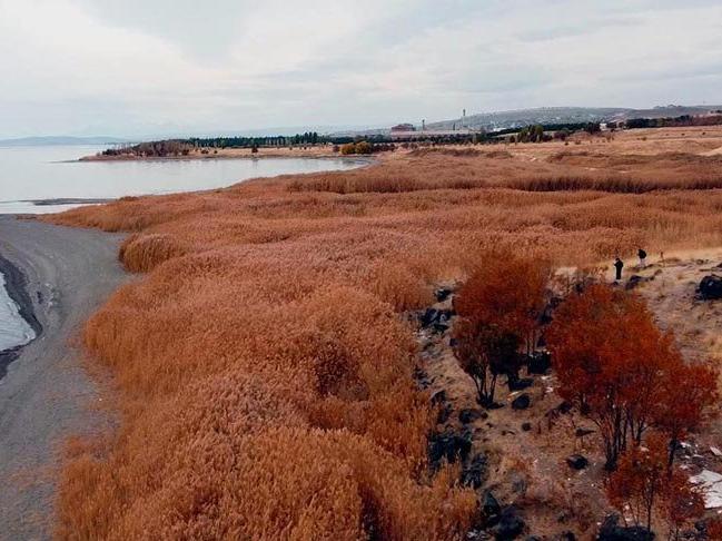 Van Gölü'nde sular çekildi, 2 bin 750 yıllık liman ortaya çıktı