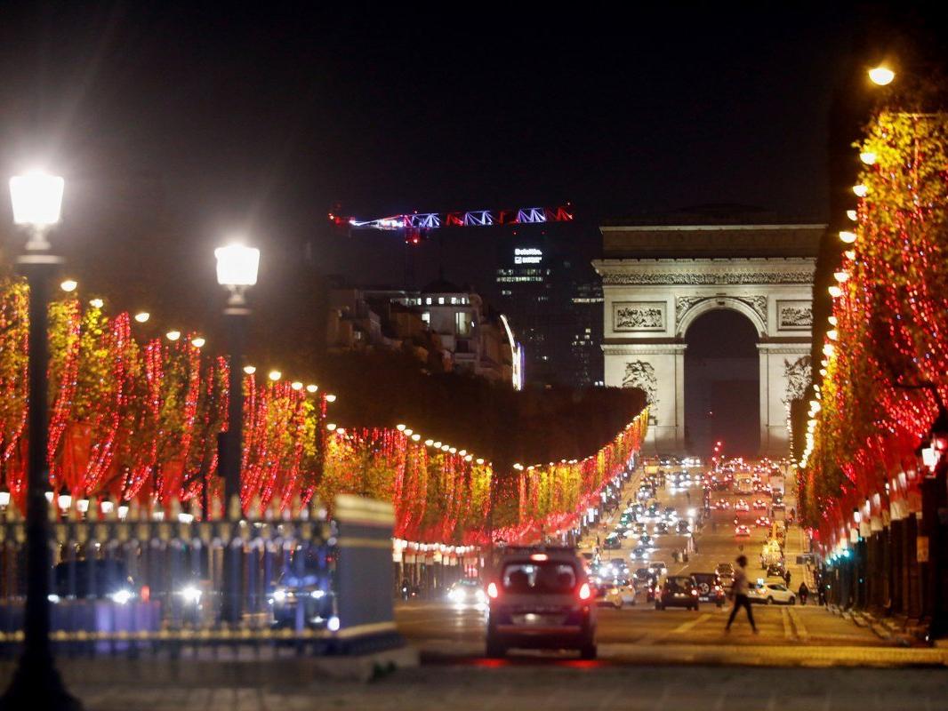 Fransa'da, Noel öncesi gevşeme sinyali ve tepkiler: 'Covid ateşine benzin dökmek olur...'