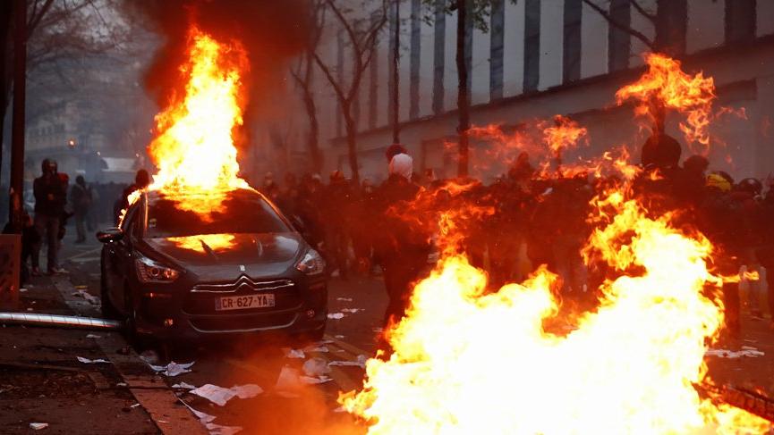 Paris'te gergin gün: Ortalık karıştı