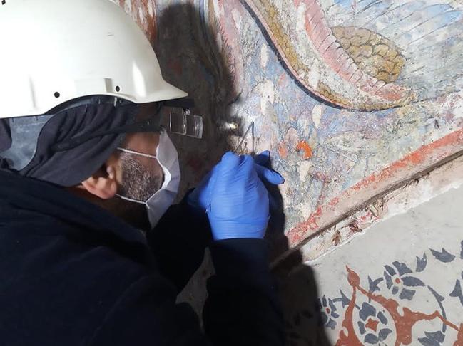 Topkapı Sarayı'nda sıvanın altından 500 yıllık süslemeler çıktı