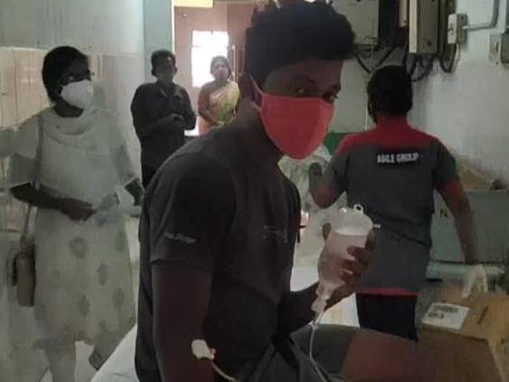 Hindistan'da gizemli hastalık: 300 kişi hastanelik oldu