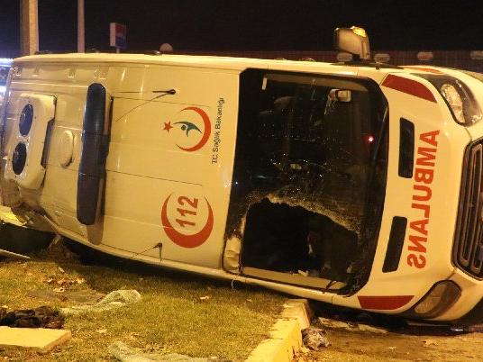 Devrilen ambulansta sağlık görevlileri bebeğe siper olmuş