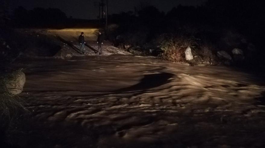 İzmir'de sel sularına kapılan araçtaki 5 kişiden 2'si kayboldu