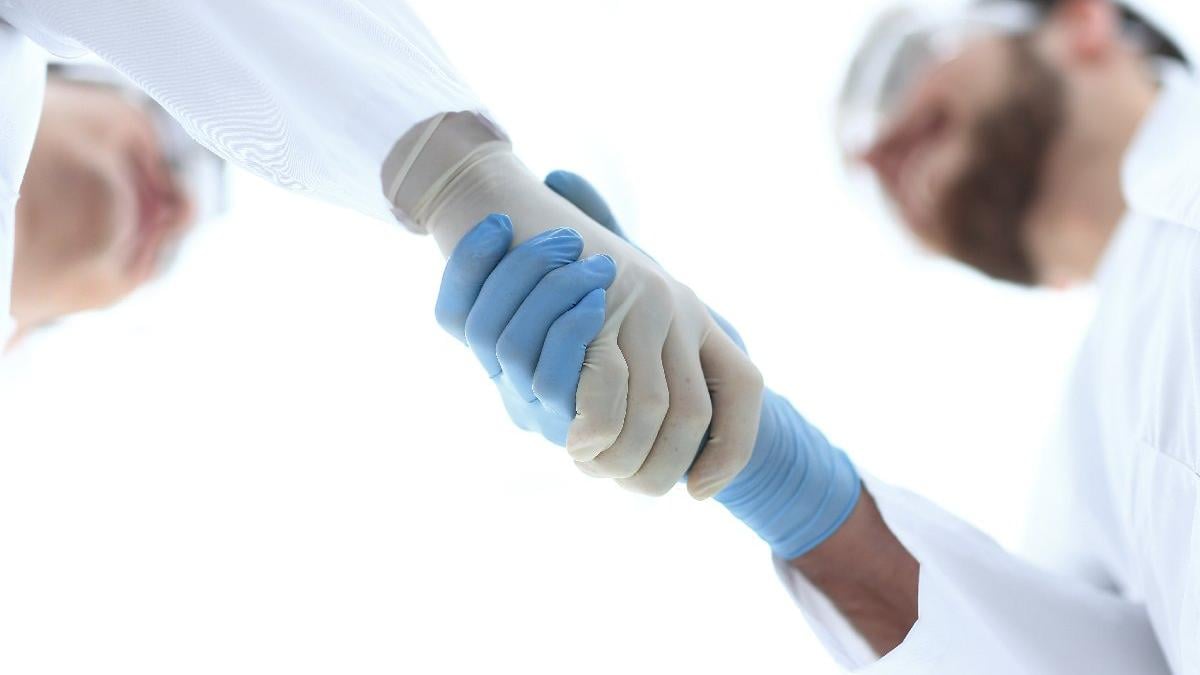 Corona virüsünde yeni soru: İki farklı aşı daha mı etkili?