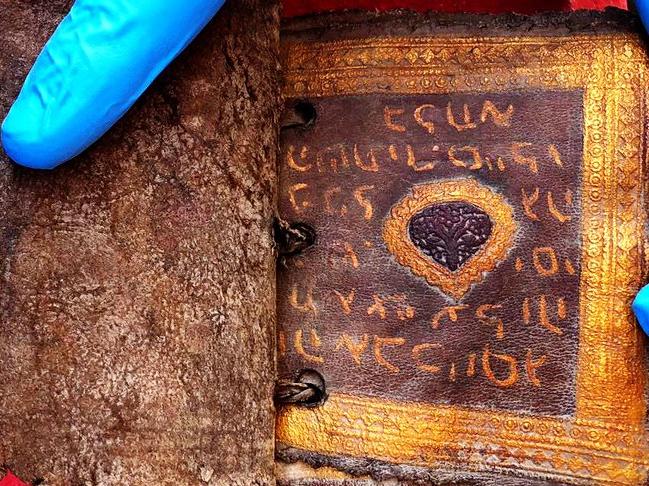 3 bin 500 yıllık altın yazmalı Tevrat ele geçirildi