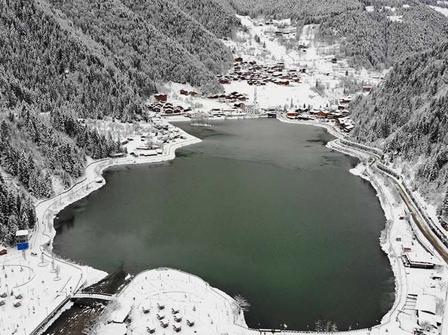 Trabzon'un doğa harikası Uzungöl kısmen dondu