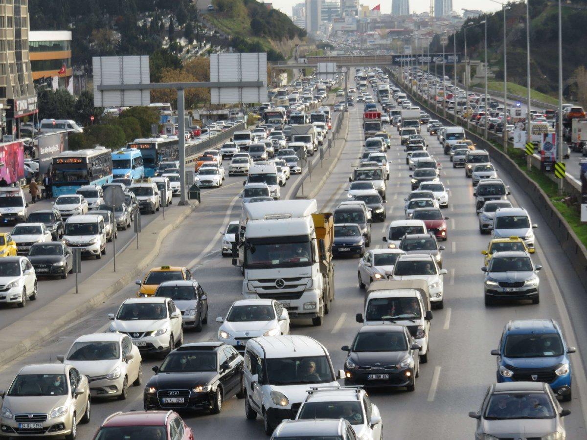 İstanbul'da kısıtlama öncesi yine trafik yoğunluğu