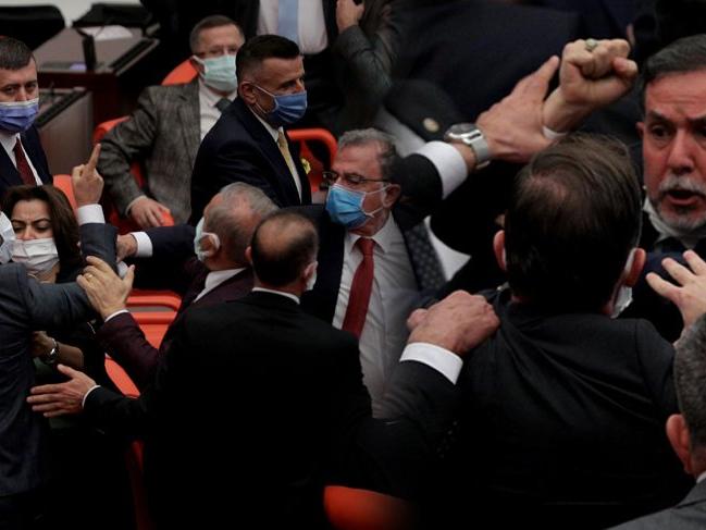 TBMM'de kavga, ortalık karıştı! AKP’li Alpay Özalan: Hadi lan, terbiyesiz