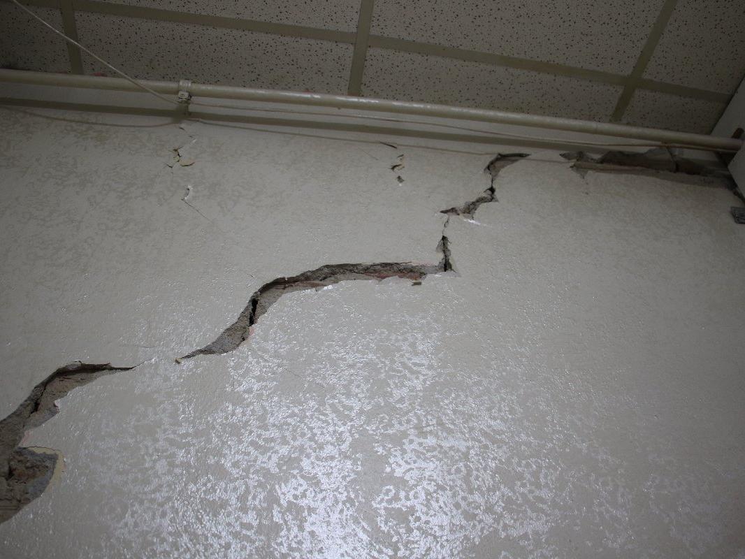 Elazığ depreminde hasar gören bina tahliye edildi