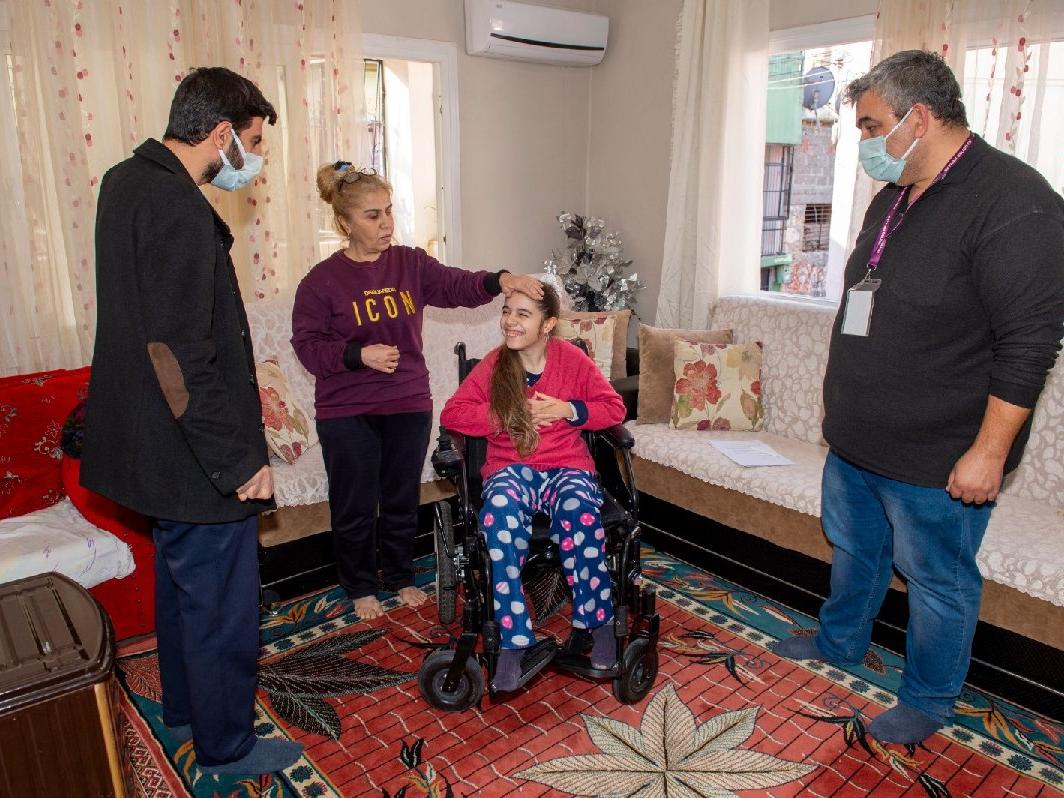 Manuel ve akülü tekerlekli sandalye dağıtımı sürüyor