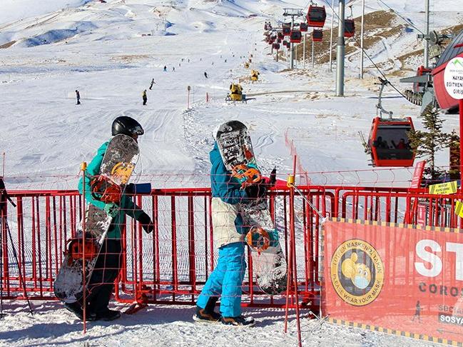 Erciyes Kayak Merkezi'nde yeni yıl öncesi turist yoğunluğu