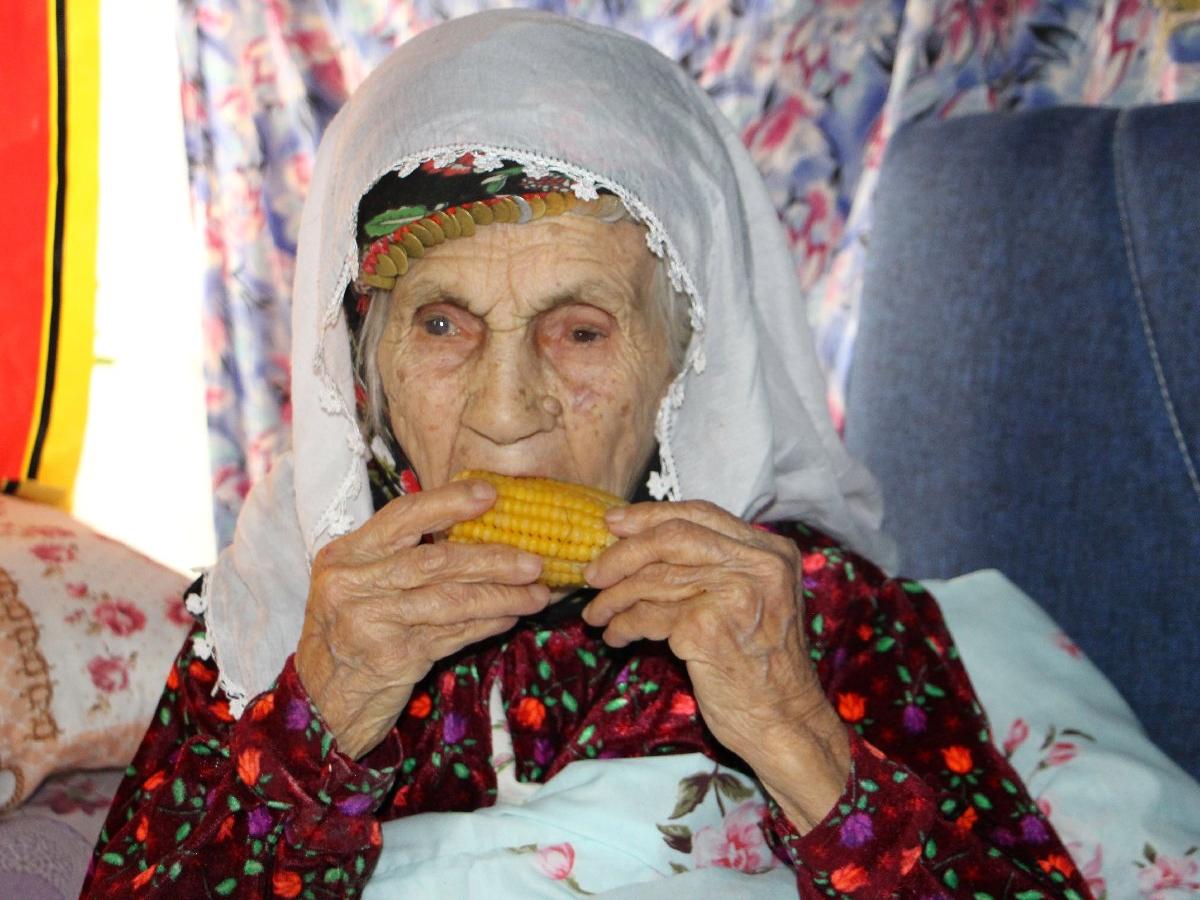 101 yaşında corona virüsü yenen Emine Nine: Böyle salgın görmedim