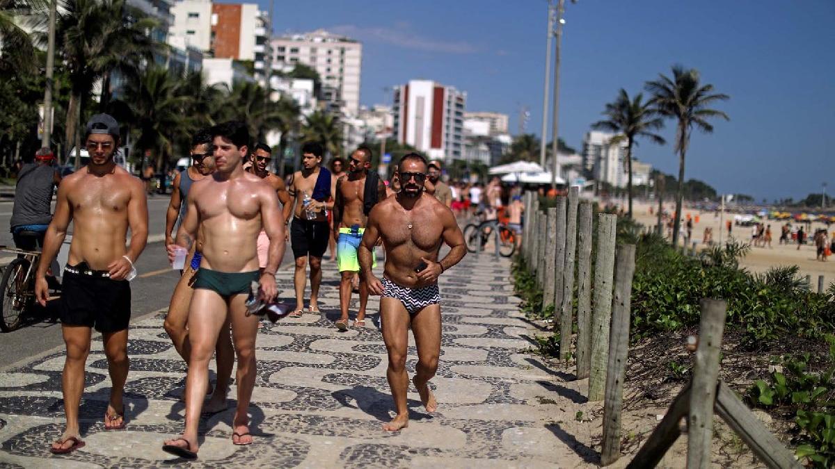 Brezilya'da akılalmaz görüntü... Ülke salgından kırılırken onlar plaja koştu