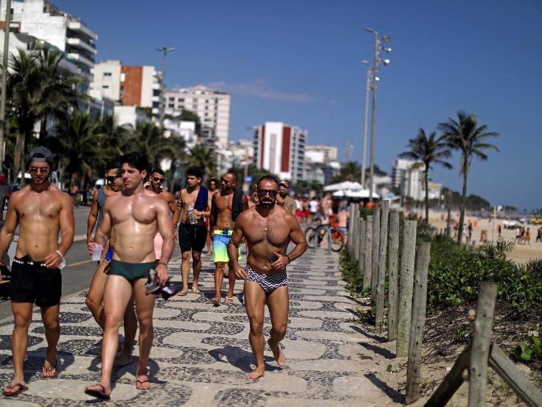 Brezilya'da akılalmaz görüntü... Ülke salgından kırılırken onlar plaja koştu