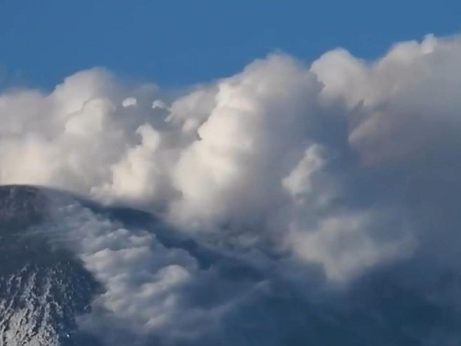 Etna Yanardağı harekete geçti: Gökyüzü dumanla kaplandı