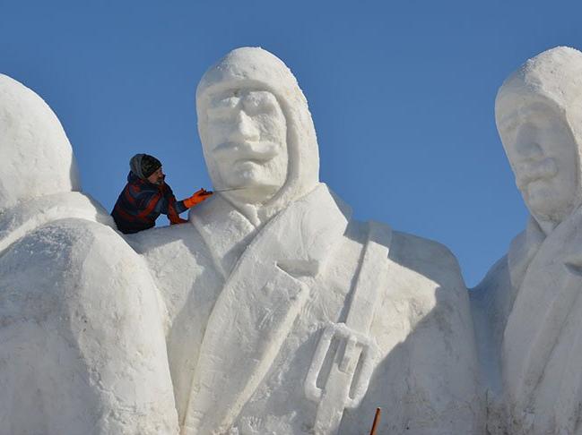 Sarıkamış şehitlerinin kardan heykelleri yapılıyor