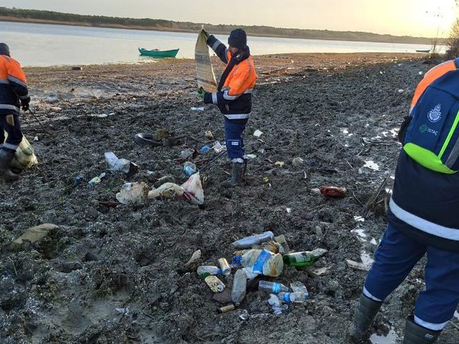 Kuraklık nedeniyle göller çekilince çöpler ortaya çıktı