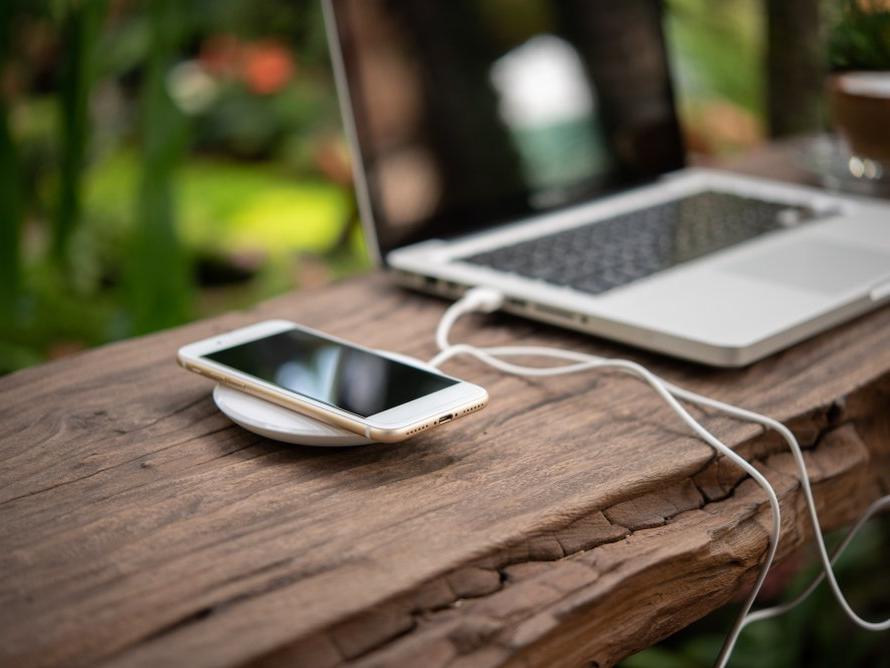 MacBook'lar, iPhone'ları kablosuz şarj edecek
