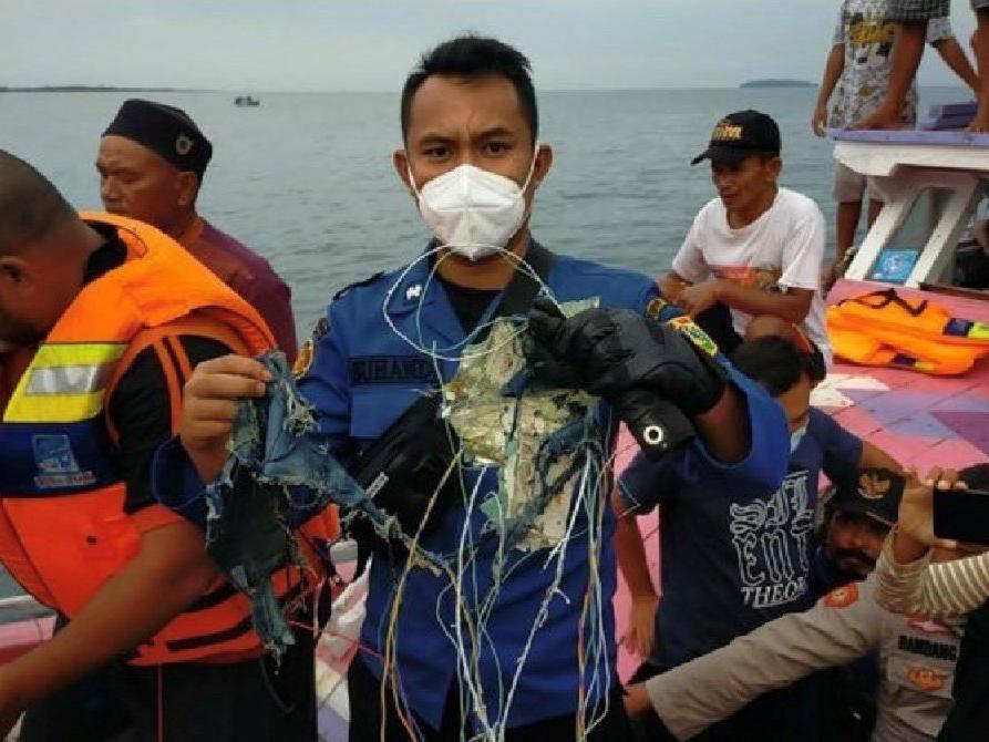 Endonezya'da yolcu uçağı kayboldu