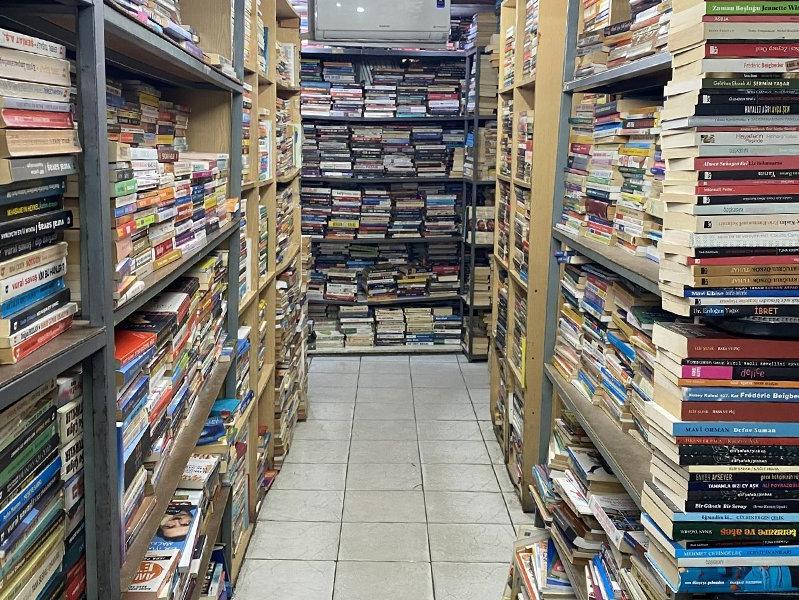 Sokaktan100 bin kitap topladı, dükkan açtı