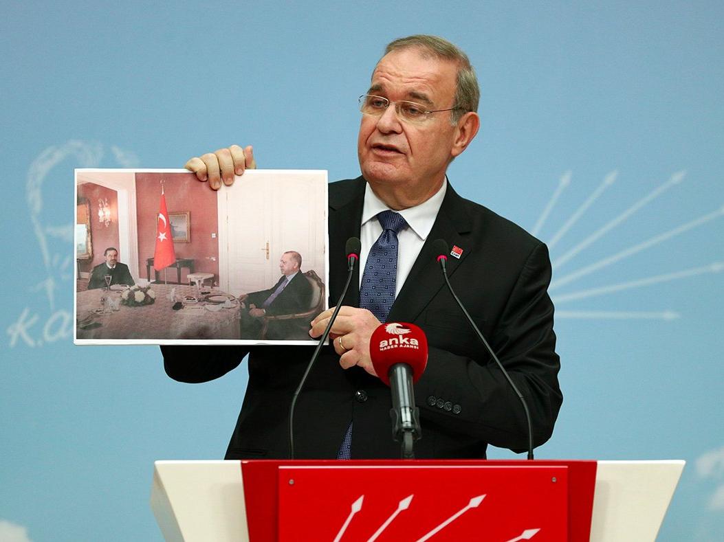 Öztrak fotoğrafı gösterip Erdoğan'a sordu: Bu adamla aynı masaya nasıl oturabiliyorsunuz?