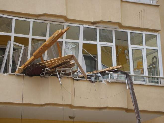 Fırtınada çatılar uçtu, metruk binanın duvarı yıkıldı 