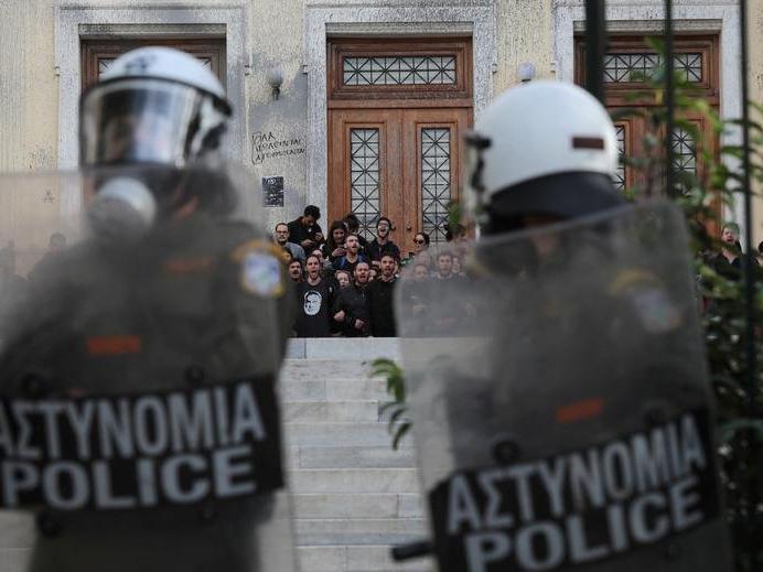 Yunanistan'da üniversite öğrencileri sokağa döküldü