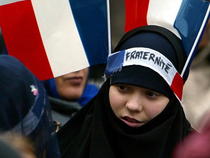 Fransa'da 18 yaşından küçüklere başörtüsü yasağı teklifi