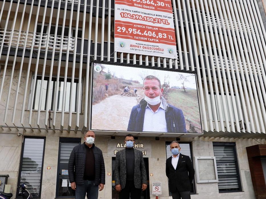 CHP’li belediye borcunu 3 metrelik pankartla duyurdu