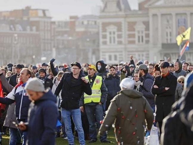 Hollanda'da binlerce kişi kısıtlamalara karşı sokağa döküldü